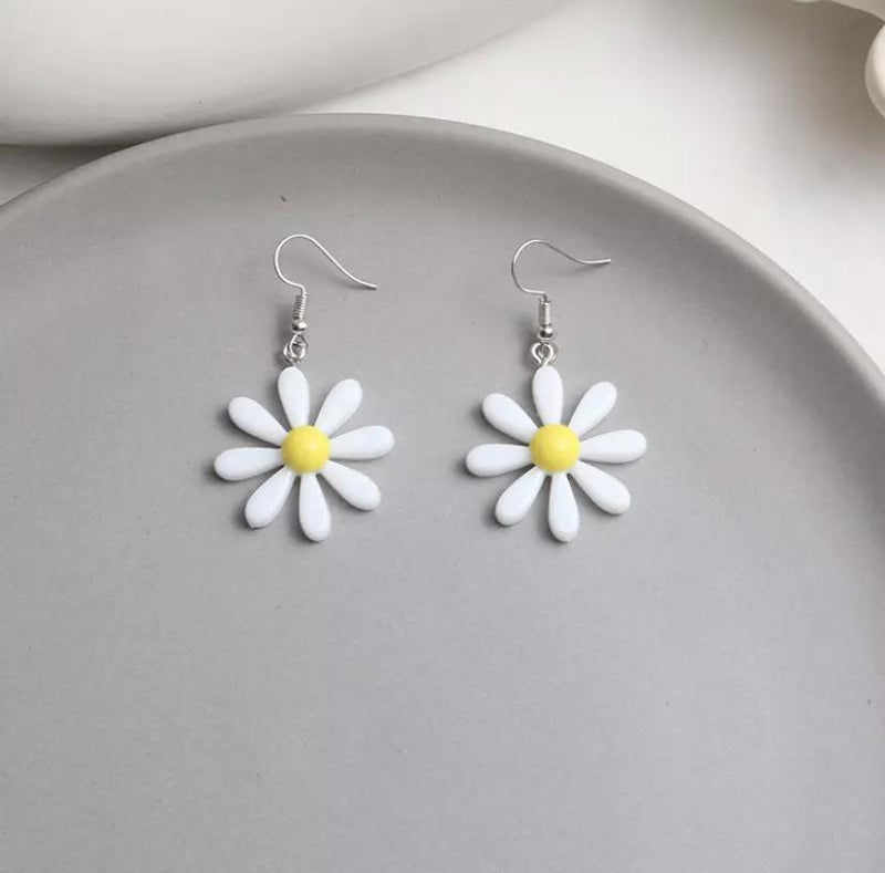 Daisy Flower Earrings 🌼🤍 - Sour Puff Shop