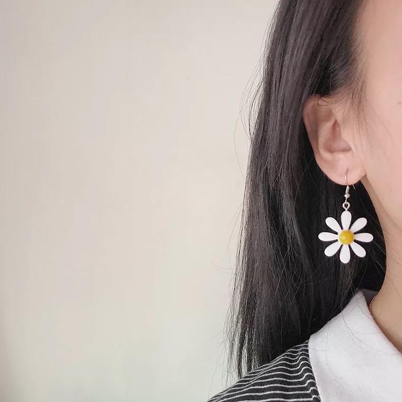 Daisy Flower Earrings 🌼🤍 - Sour Puff Shop